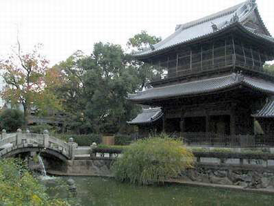 Fukuoka, Shofukuji, il padiglione Sanmon si riflette nelle acque di un piccolo stagno Fukuoka, Shofukuji, il padiglione Sanmon si riflette nelle acque di un piccolo stagno